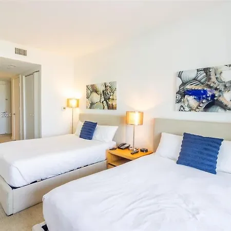 Luxury Suite On Beachwalk With Pool Gym & Beach